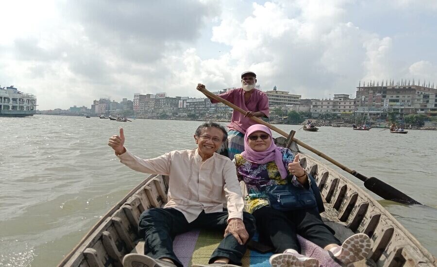 Indonesian tourist couple in Dhaka tour